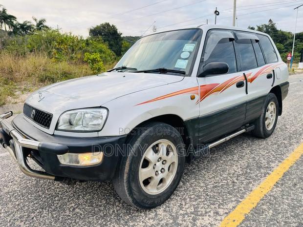 Toyota RAV4 2004 White