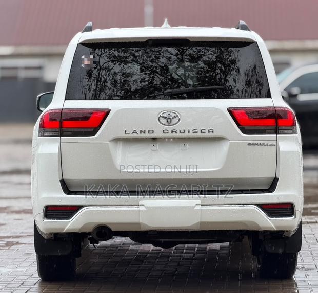 Toyota Land Cruiser 2024 White