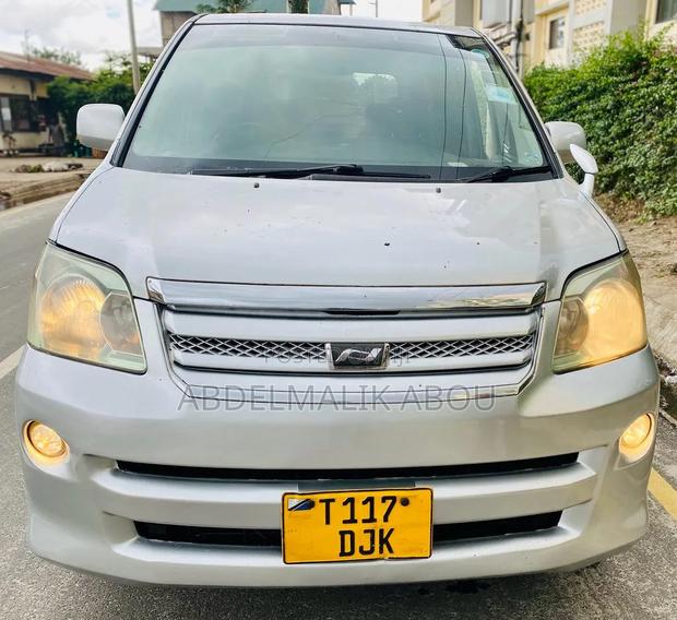 Toyota Voxy X E Edition 2WD 8-Seater 2006 Silver