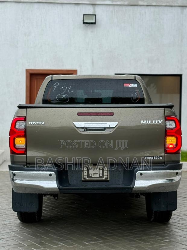 Toyota Hilux 2023 Beige