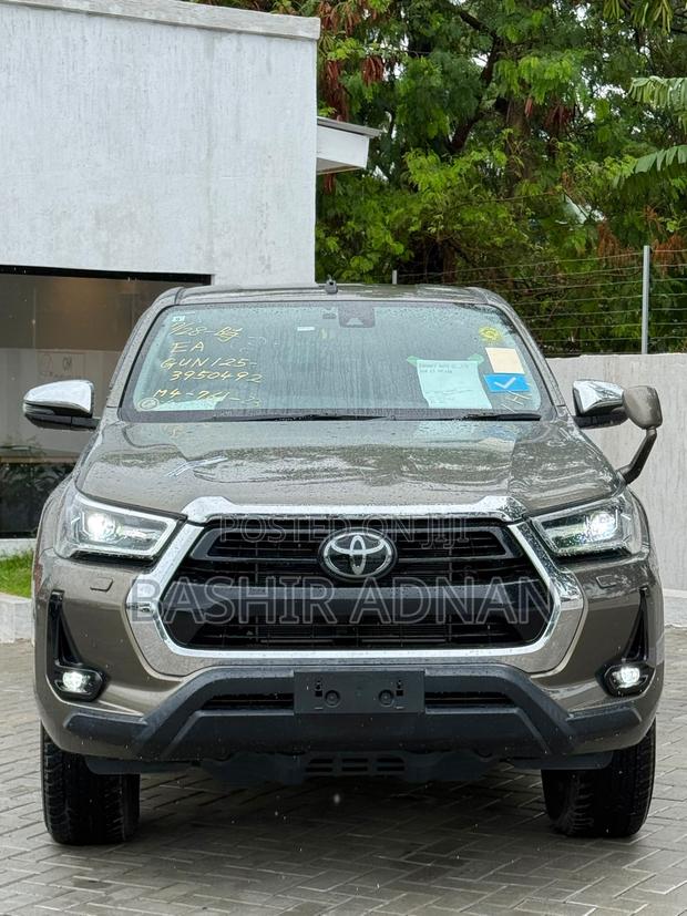 Toyota Hilux 2023 Beige