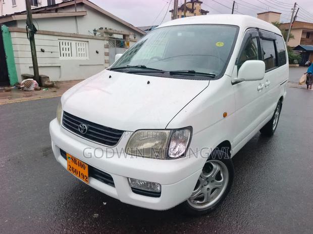 Toyota Noah 2001 White
