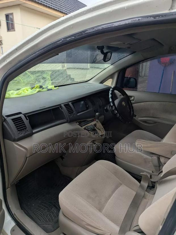 Toyota ISIS 2014 White