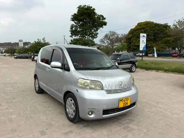 Toyota Porte 2004 Silver