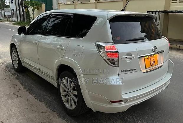 Toyota Vanguard 2012 White