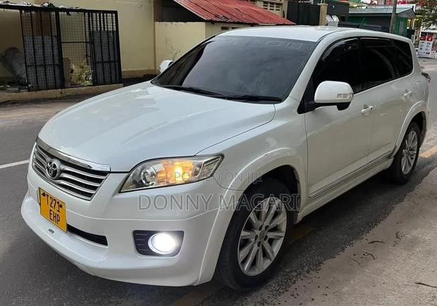 Toyota Vanguard 2012 White