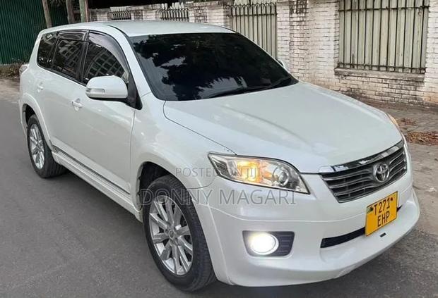 Toyota Vanguard 2012 White