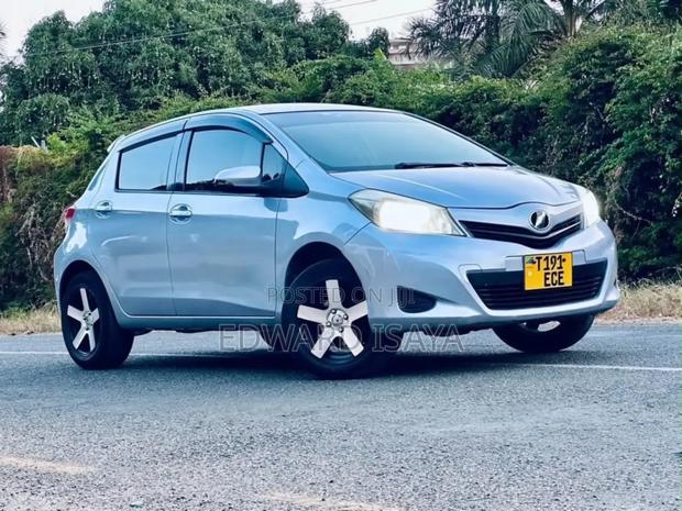 Toyota Vitz 2012 Silver
