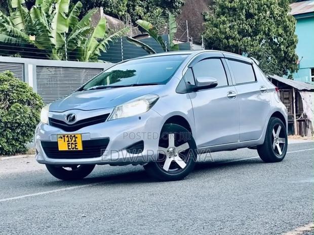 Toyota Vitz 2012 Silver