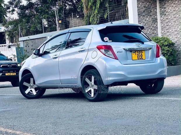 Toyota Vitz 2012 Silver