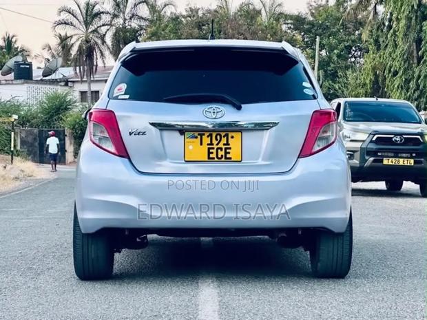 Toyota Vitz 2012 Silver