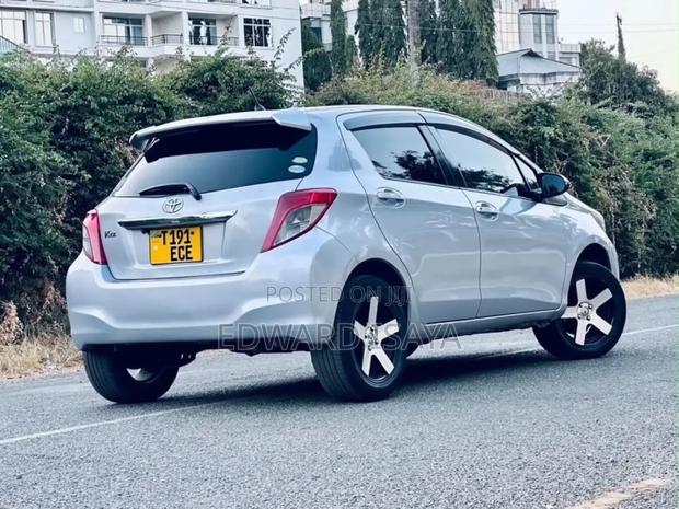 Toyota Vitz 2012 Silver