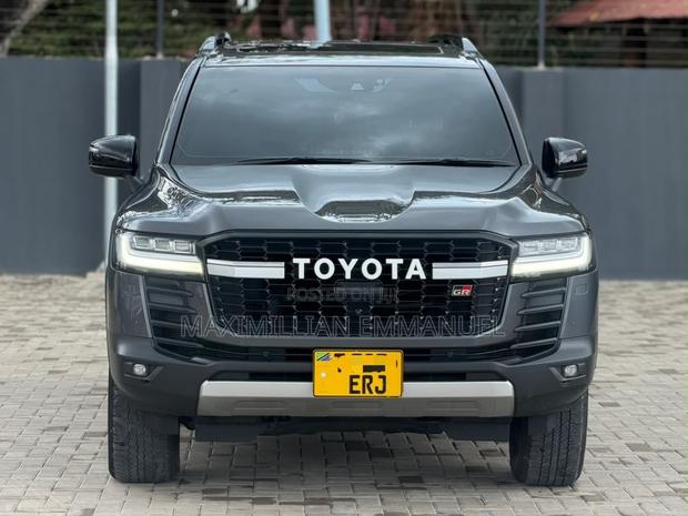 Toyota Land Cruiser 2024 Silver