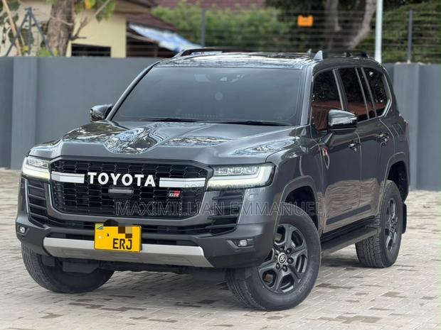 Toyota Land Cruiser 2024 Silver