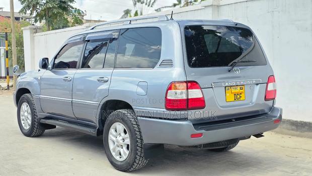 Toyota Land Cruiser 2004 Gray
