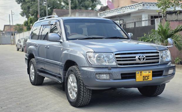 Toyota Land Cruiser HDJ 100 2004 Gray