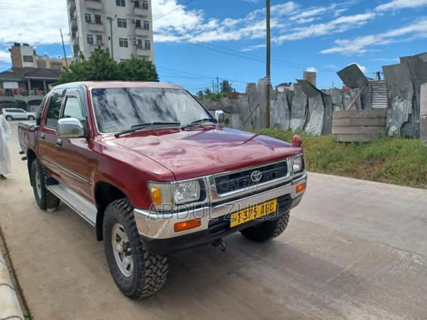 Toyota Hilux 1999 Red
