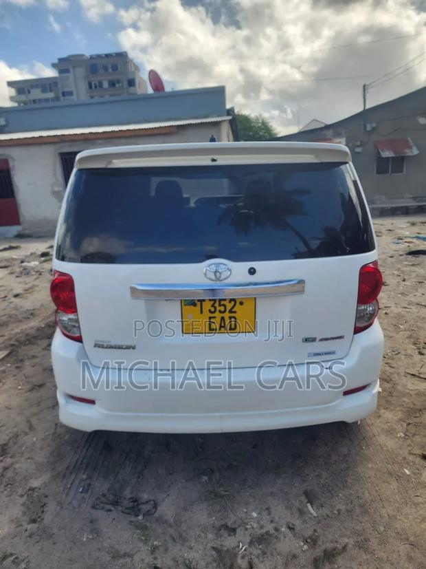 Toyota Corolla Rumion 2009 White