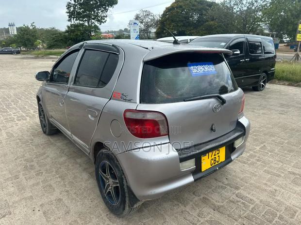 Toyota Vitz 2002 Silver