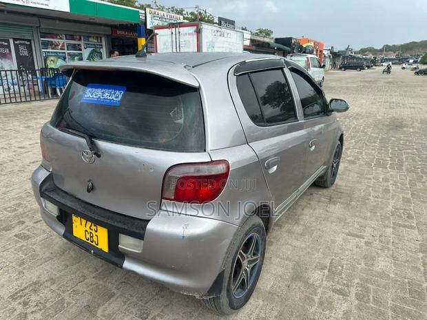 Toyota Vitz 2002 Silver