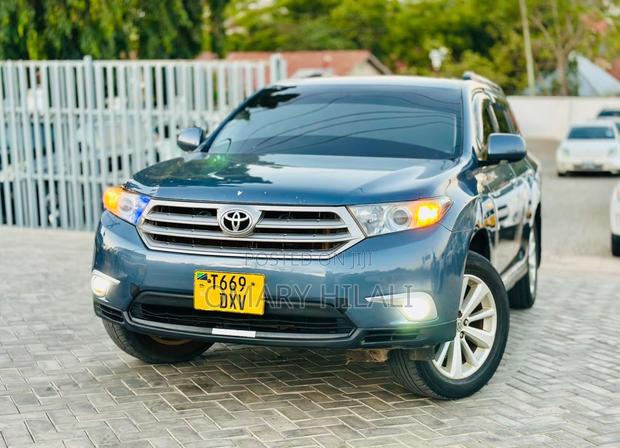 Toyota Kluger 2012 Blue