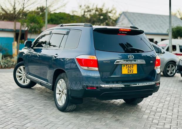 Toyota Kluger 2012 Blue