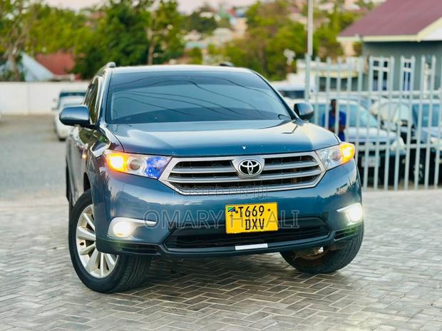 Toyota Kluger 2012 Blue