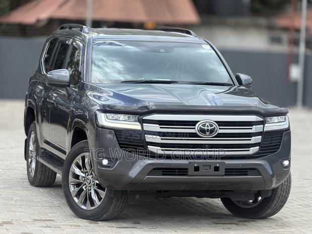 Toyota Land Cruiser LC300 2024 Gray