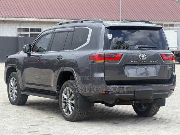 Toyota Land Cruiser LC300 2024 Gray