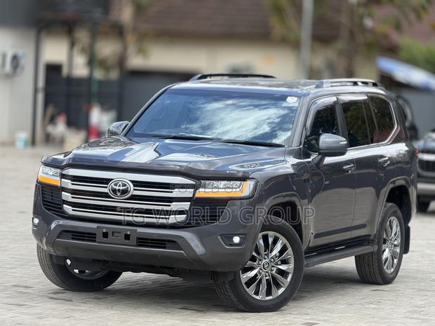 Toyota Land Cruiser LC300 2024 Gray