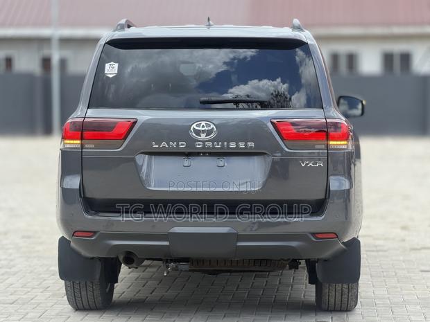 Toyota Land Cruiser LC300 2024 Gray