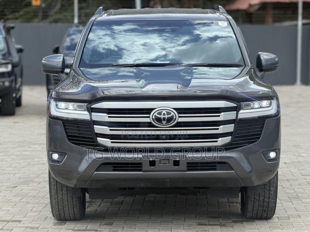 Toyota Land Cruiser LC300 2024 Gray