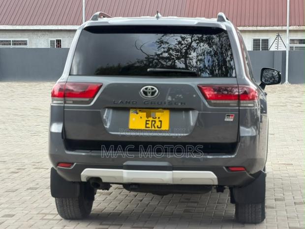 Toyota Land Cruiser 2024 Gray