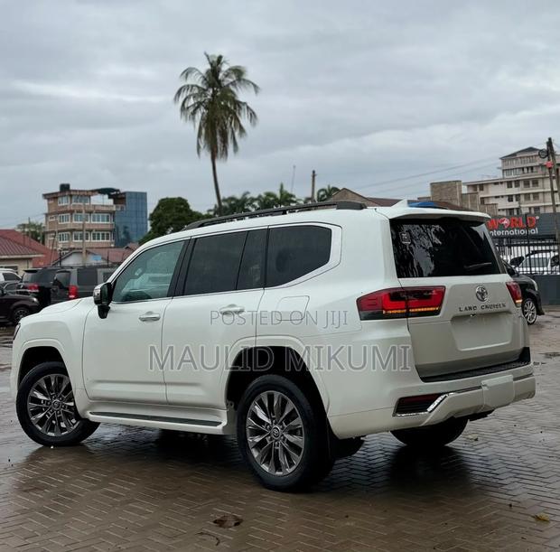 Toyota Land Cruiser 2024 White