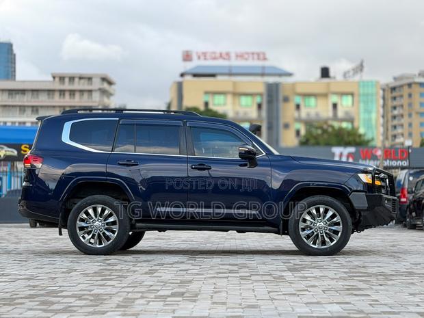 Toyota Land Cruiser LC300 2024 Blue