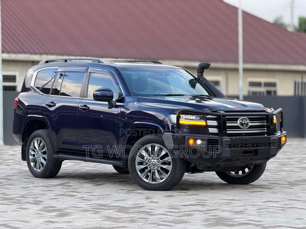Toyota Land Cruiser LC300 2024 Blue