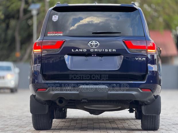 Toyota Land Cruiser LC300 2024 Blue