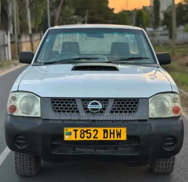 Nissan Hardbody 2016 White