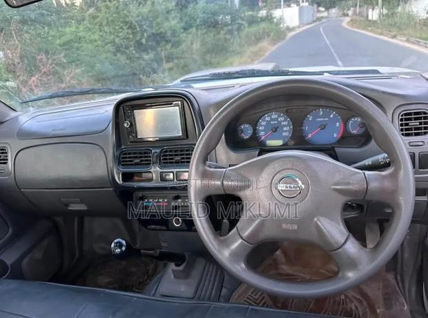 Nissan Hardbody 2016 White