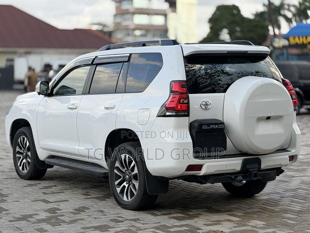 Toyota Land Cruiser Prado 2.8 2023 White