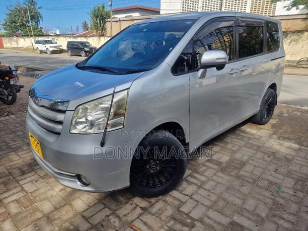 Toyota Noah 2008 Silver