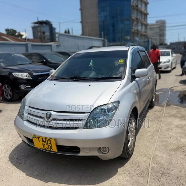Toyota IST 2004 Silver
