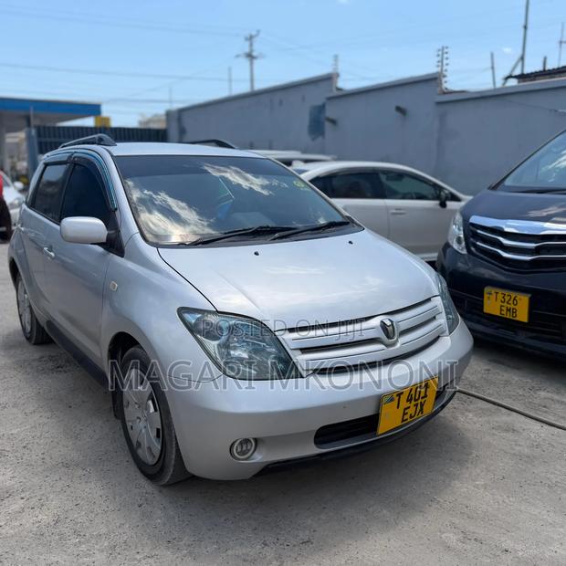 Toyota IST 2004 Silver