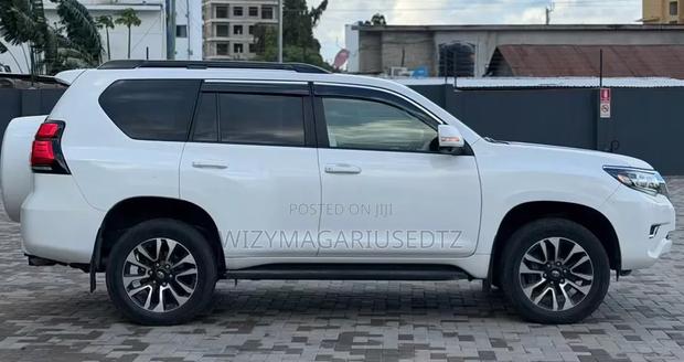 Toyota Land Cruiser Prado 2.8 2023 Teal