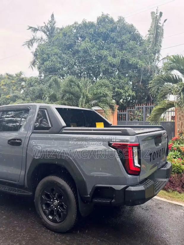 New Toyota Hilux 2025 Burgundy