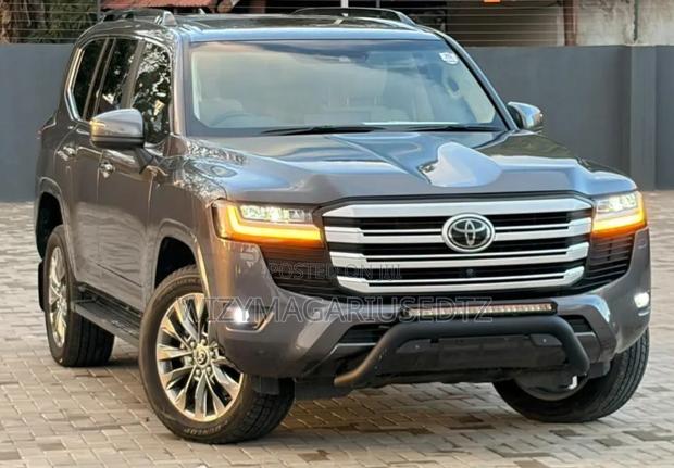 Toyota Land Cruiser LC300 2024