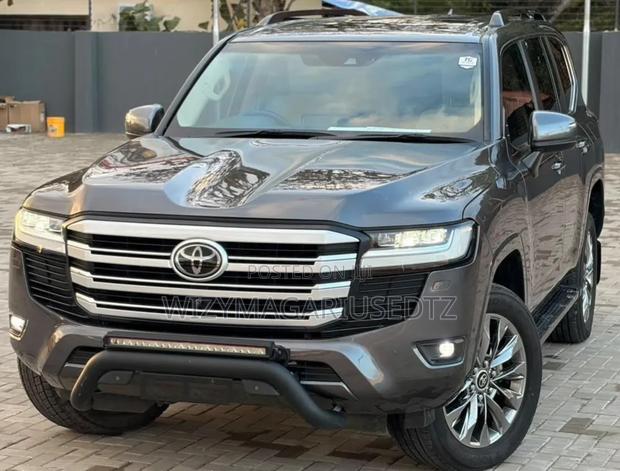 Toyota Land Cruiser LC300 2024