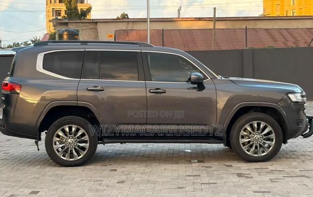 Toyota Land Cruiser LC300 2024