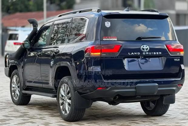 Toyota Land Cruiser LC300 2024 Teal