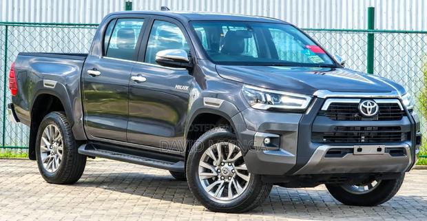 New Toyota Hilux 2025 Gray